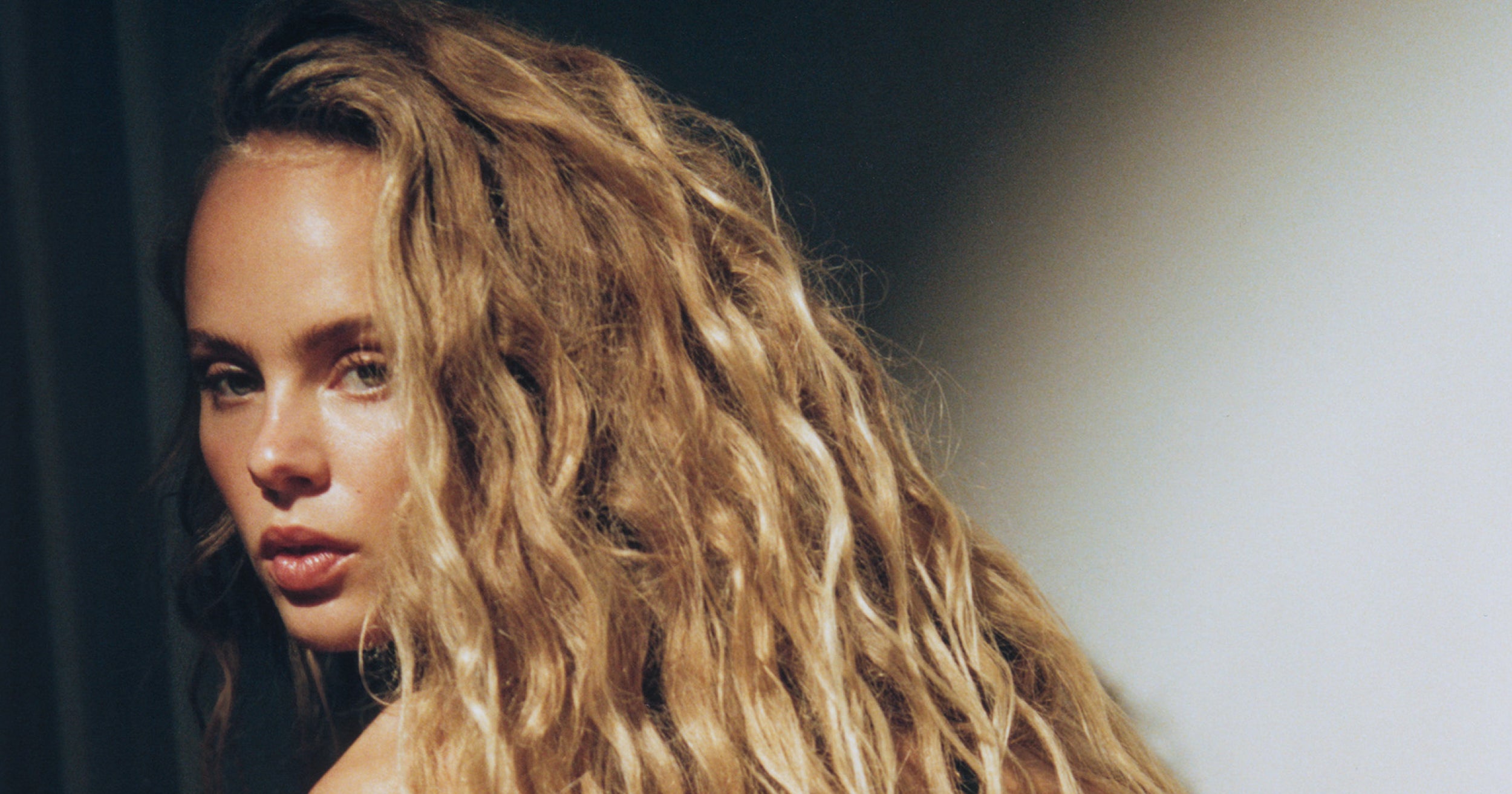 Když pleť reaguje na svět: Vliv stresu a digitální únavy na naši pokožku