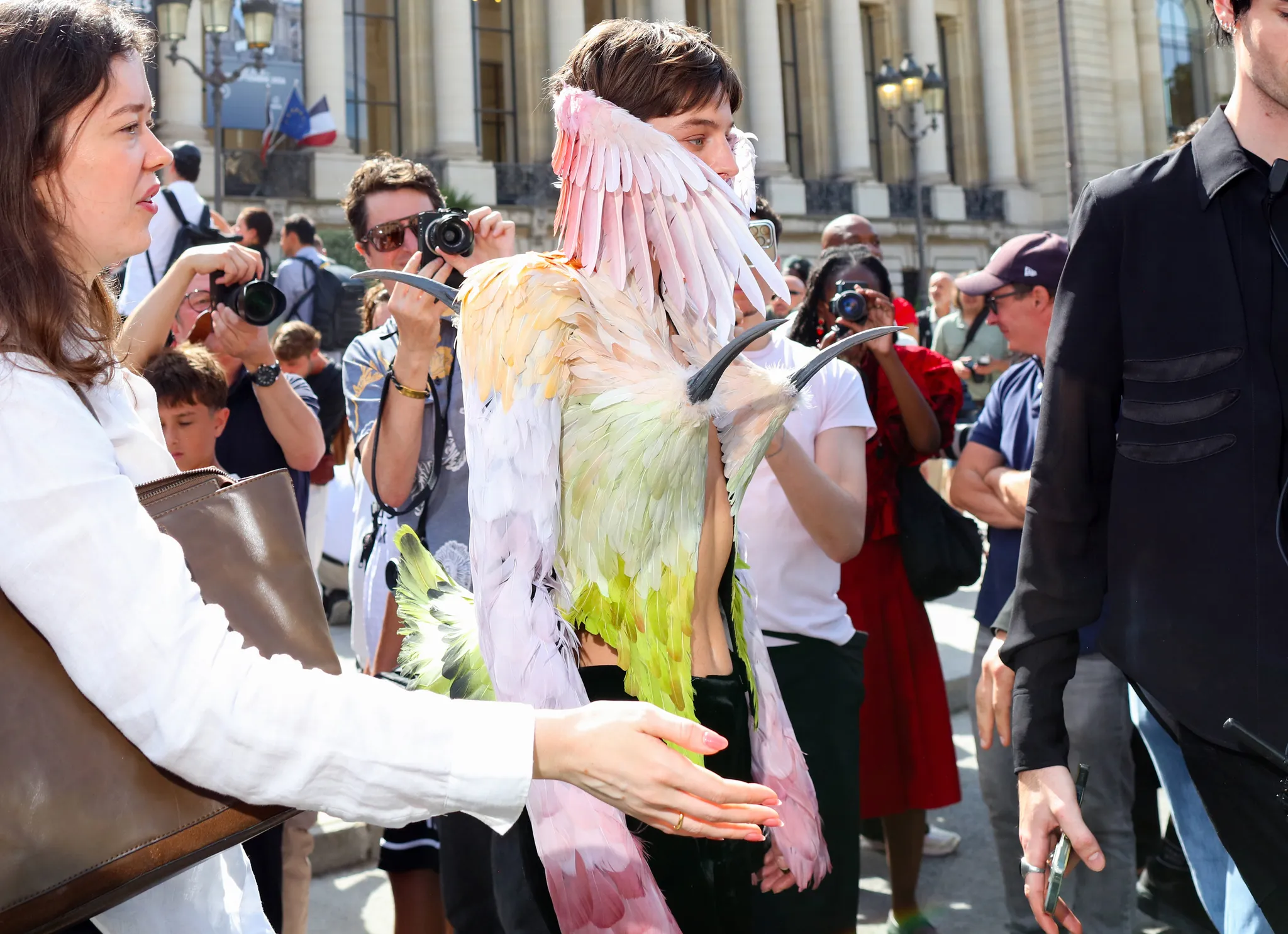 Výšivky, peří i dramatické siluety. Street style z Paříže je letos stejně působivý jako samotné přehlídky
