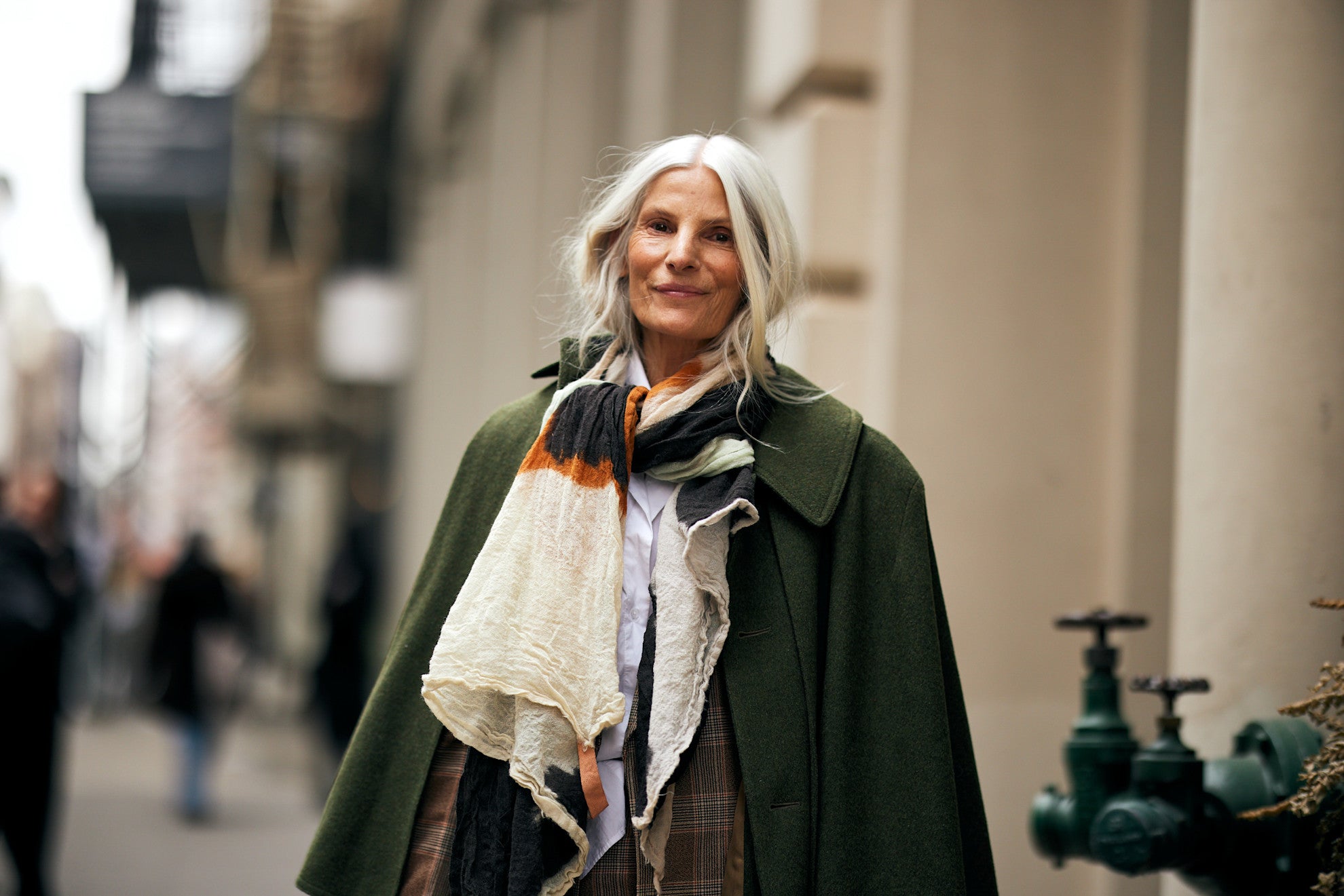 Změna pěšinky po padesátce patří mezi největší vlasové trendy jara 2026