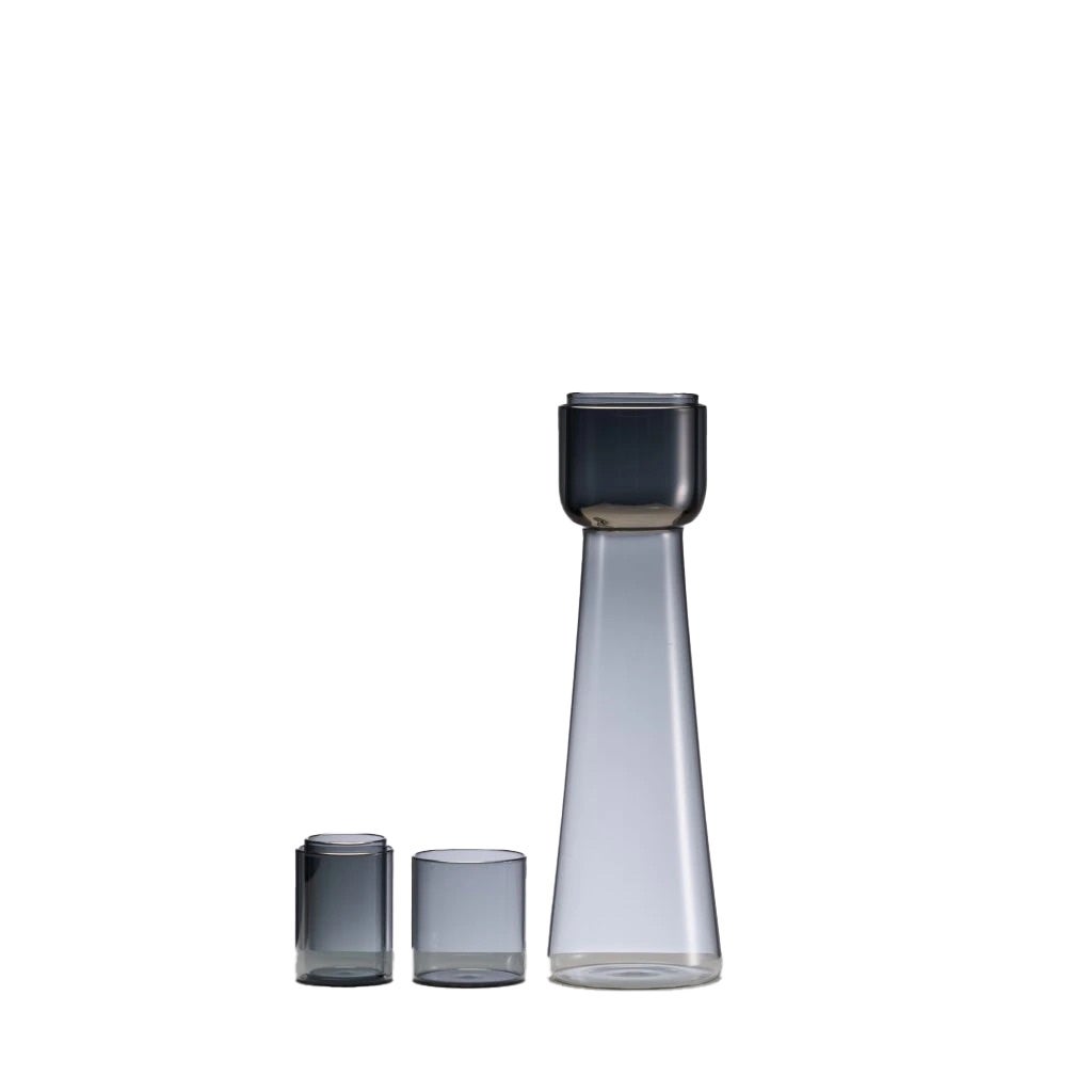Karafa se skleničkami Water Tower, Metalized Blue, JAKUB BERDYCH KARPELIS, prodává Qubus, 8 500 Kč