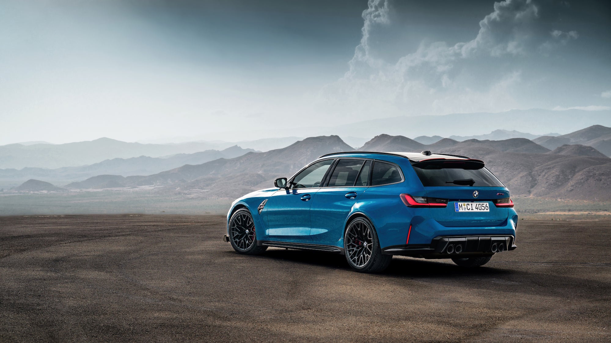 Závodní DNA propojená s maximální praktičností. Specificky naladěný podvozek, exkluzivní designové prvky a snížení hmotnosti díky použití řady dílů z plastů vyztužených uhlíkovými vlákny zajišťují nefalšovaný pocit závodního vozu. Prostor v interiéru je přitom všestranně využitelný, díky čemuž můžete zažít jeho extrémně dynamické jízdní vlastnosti nejen na závodním okruhu, ale také v každodenních situacích, při volnočasových aktivitách nebo na delších cestách. BMW, prodává BMW, Unikátní BMW M3 CS Touring má základní cenu stanovenou na 3 971 500 Kč.