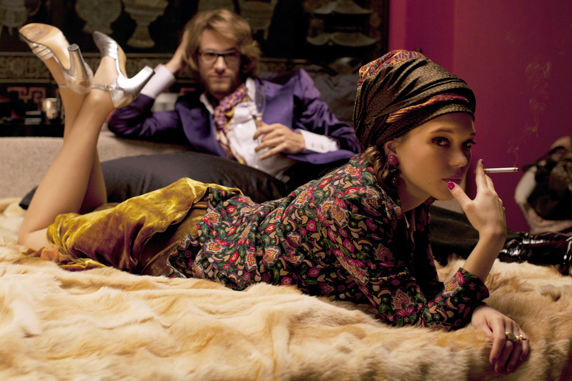 Saint Laurent (2014): Bertrand Bonello ve filmu Saint Laurent zkoumá tajemstvím opředený a někdy až skandální život návrháře Yvese Saint Laurenta. Režisér vtahuje diváky do pošetilosti sedmdesátých let, do doby, kdy byl YSL známý tím, že navrhoval sportovní i elegantní módu. Gaspard Ulliel v hlavní roli ztělesňuje návrháře, který, aby potlačil své vnitřní démony, se noří do světa plného zábavy a drog.