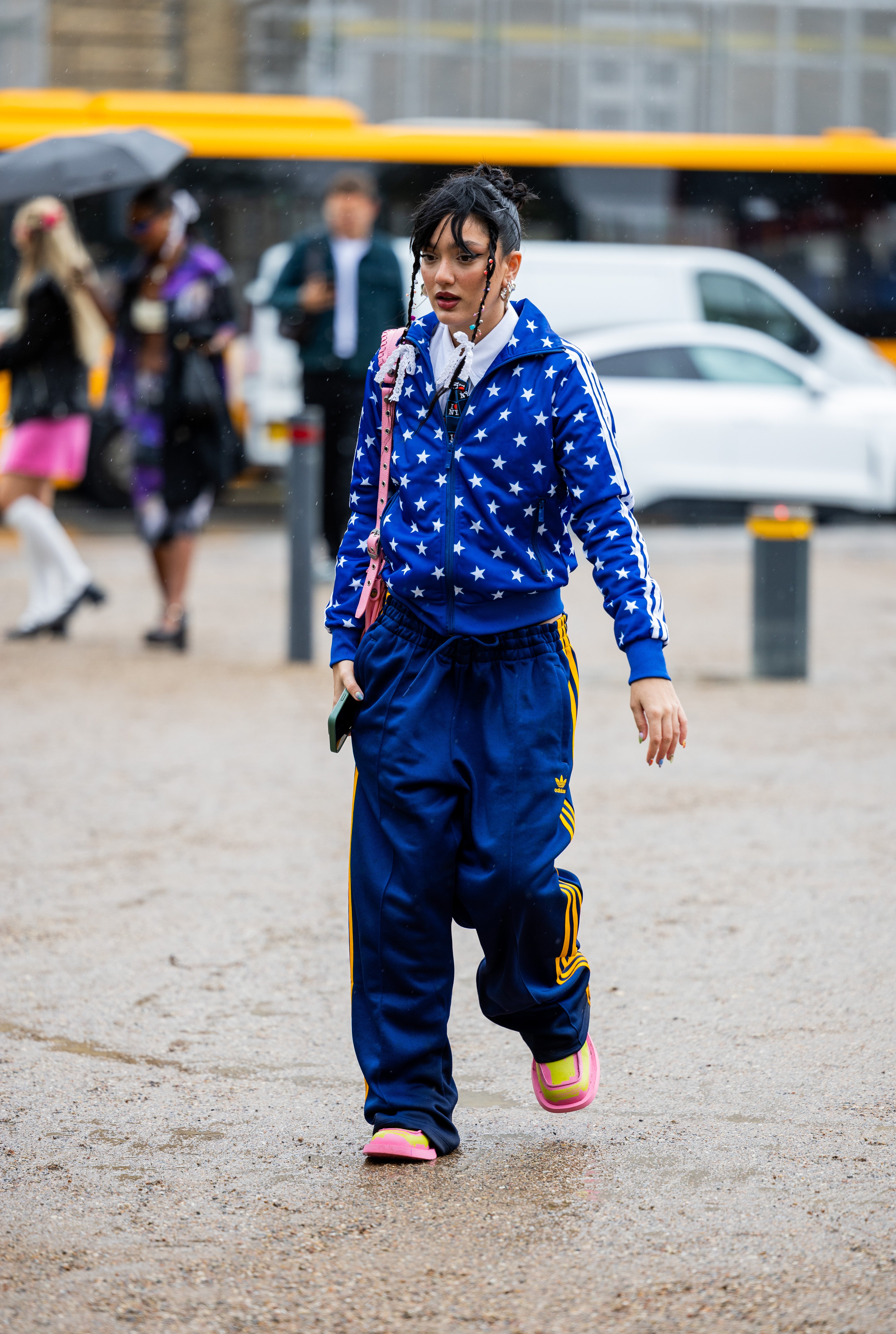 Jak se z tepláků stala nejnovější módní obsese, které podléhají všichni a všude