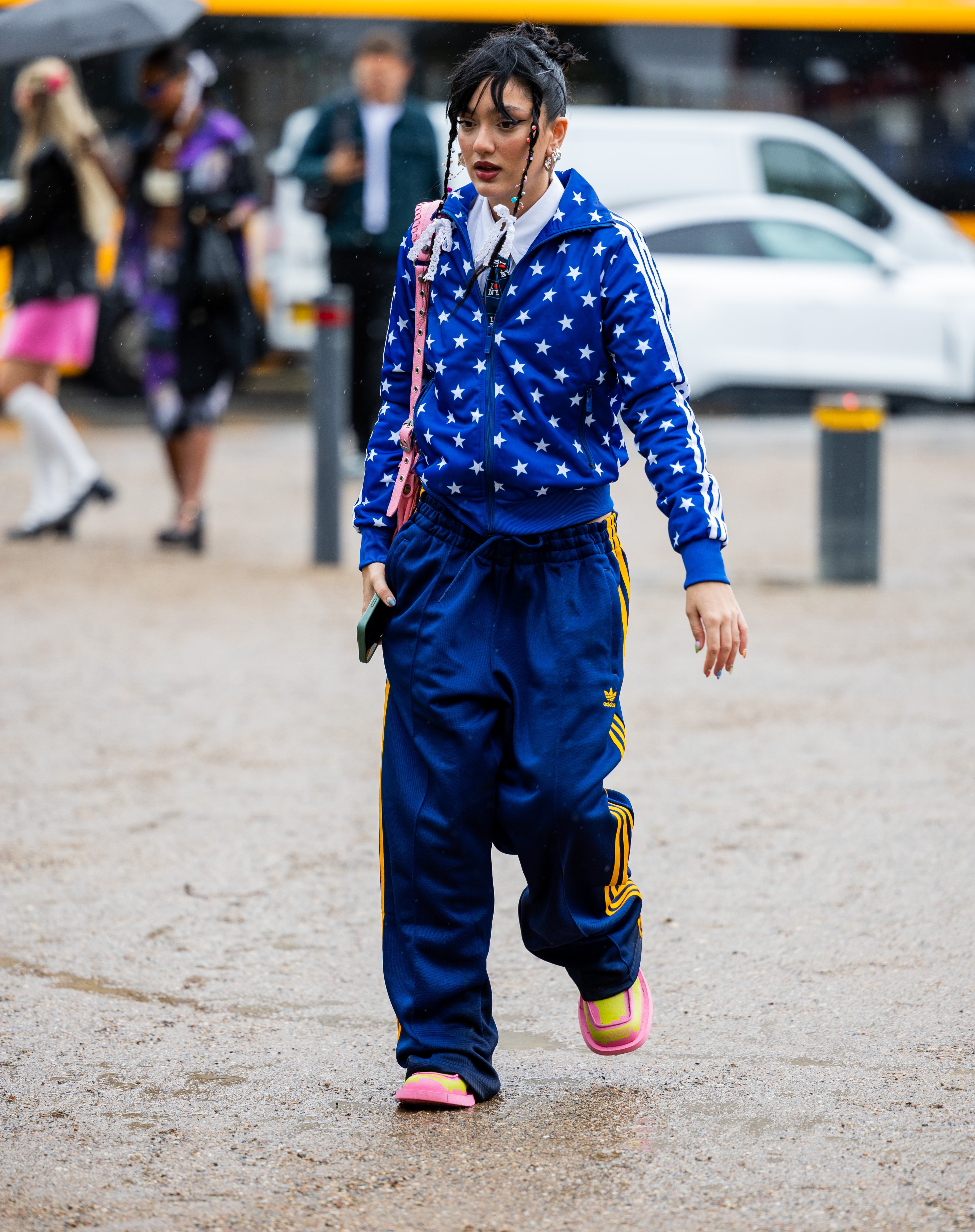 Jak se z tepláků stala nejnovější módní obsese, které podléhají všichni a všude Jak se z tepláků stala nejnovější módní obsese, které podléhají všichni a všude