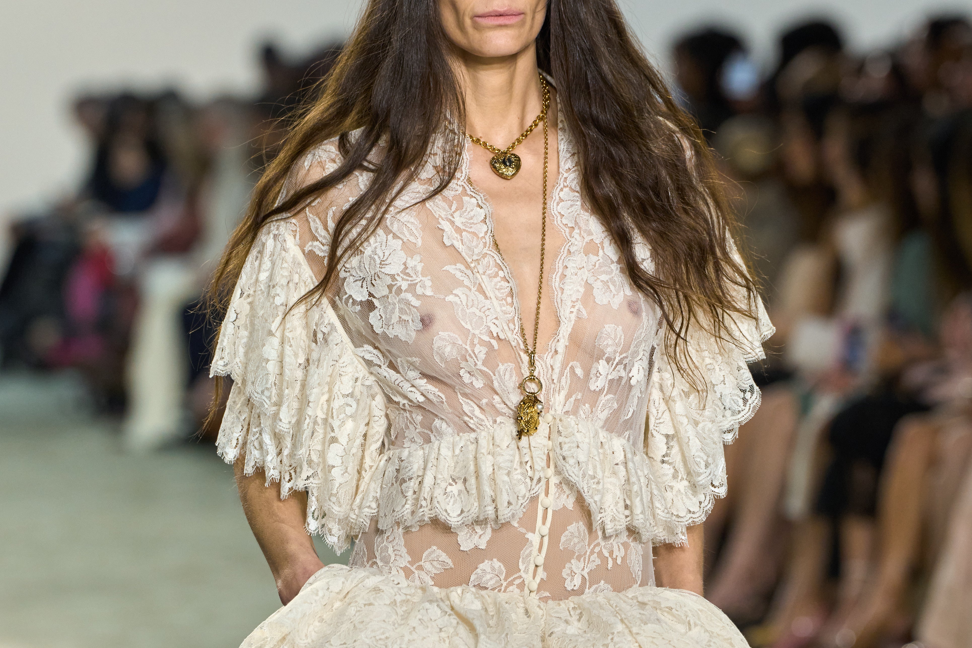 Náhrdelník s velkým přívěskem je šperk letošního léta i nadcházejícího podzimu