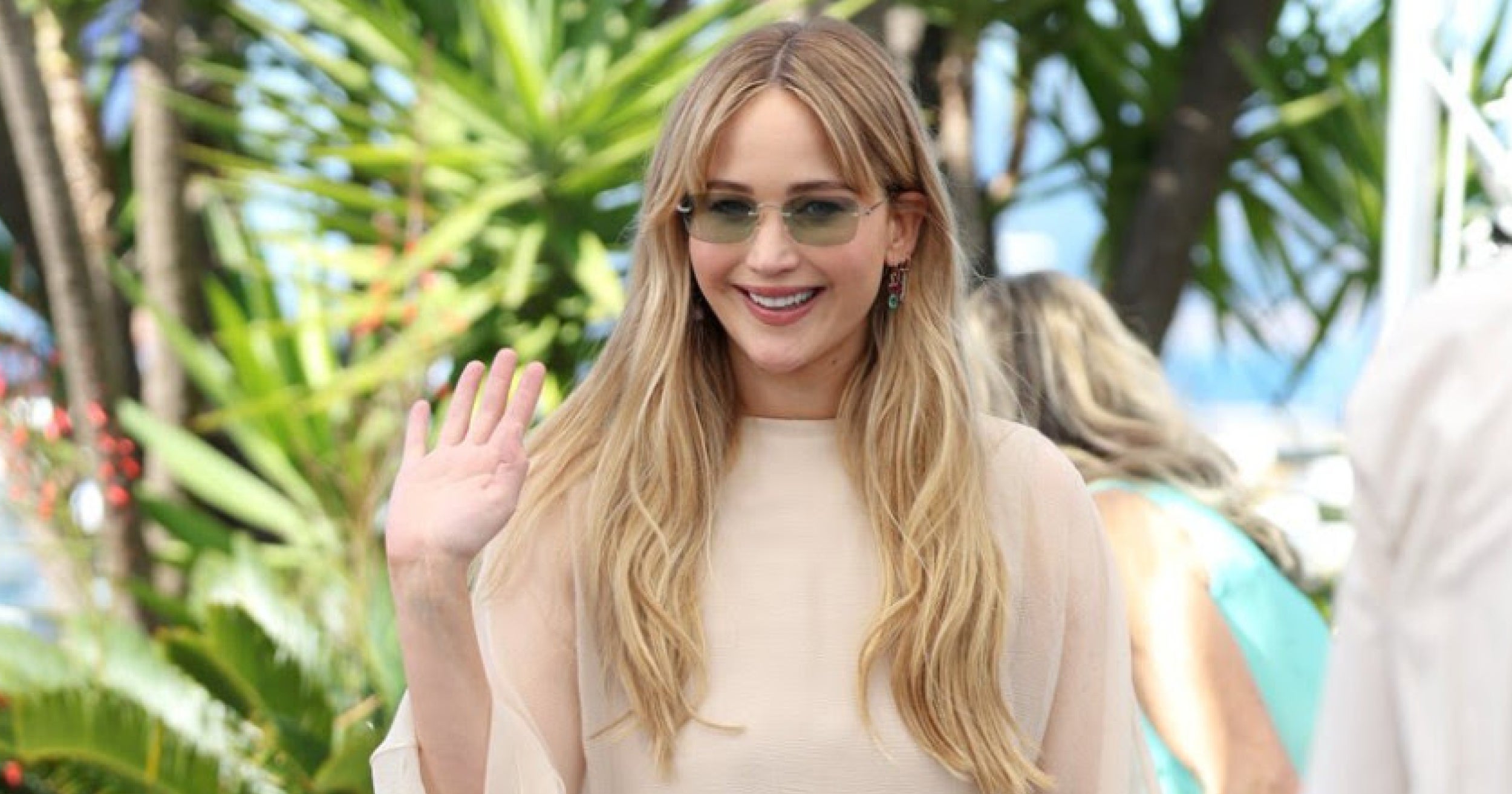 Jennifer Lawrence přivítala léto v Cannes něžnou výšivkou, kterou jí drsně závidíme