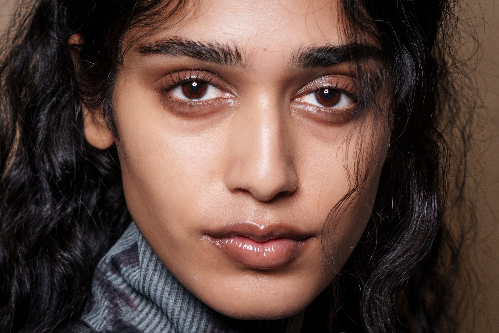 Odložte pinzety. V trendu je znovu husté obočí