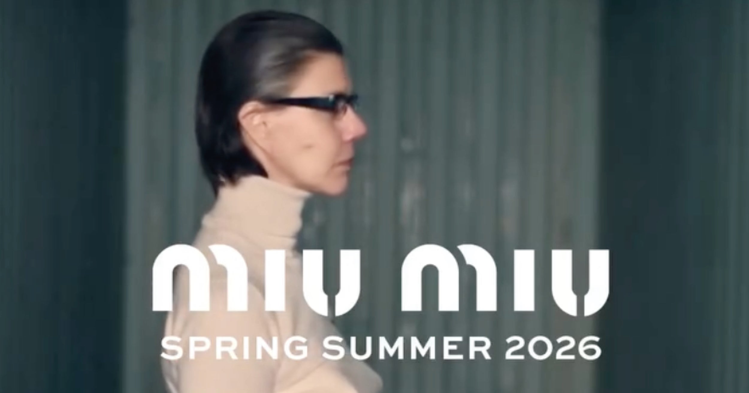 Živě z Paříže: Trendy sukně paní Prady. Podívejte se, co se bude nosit na jaře 2026