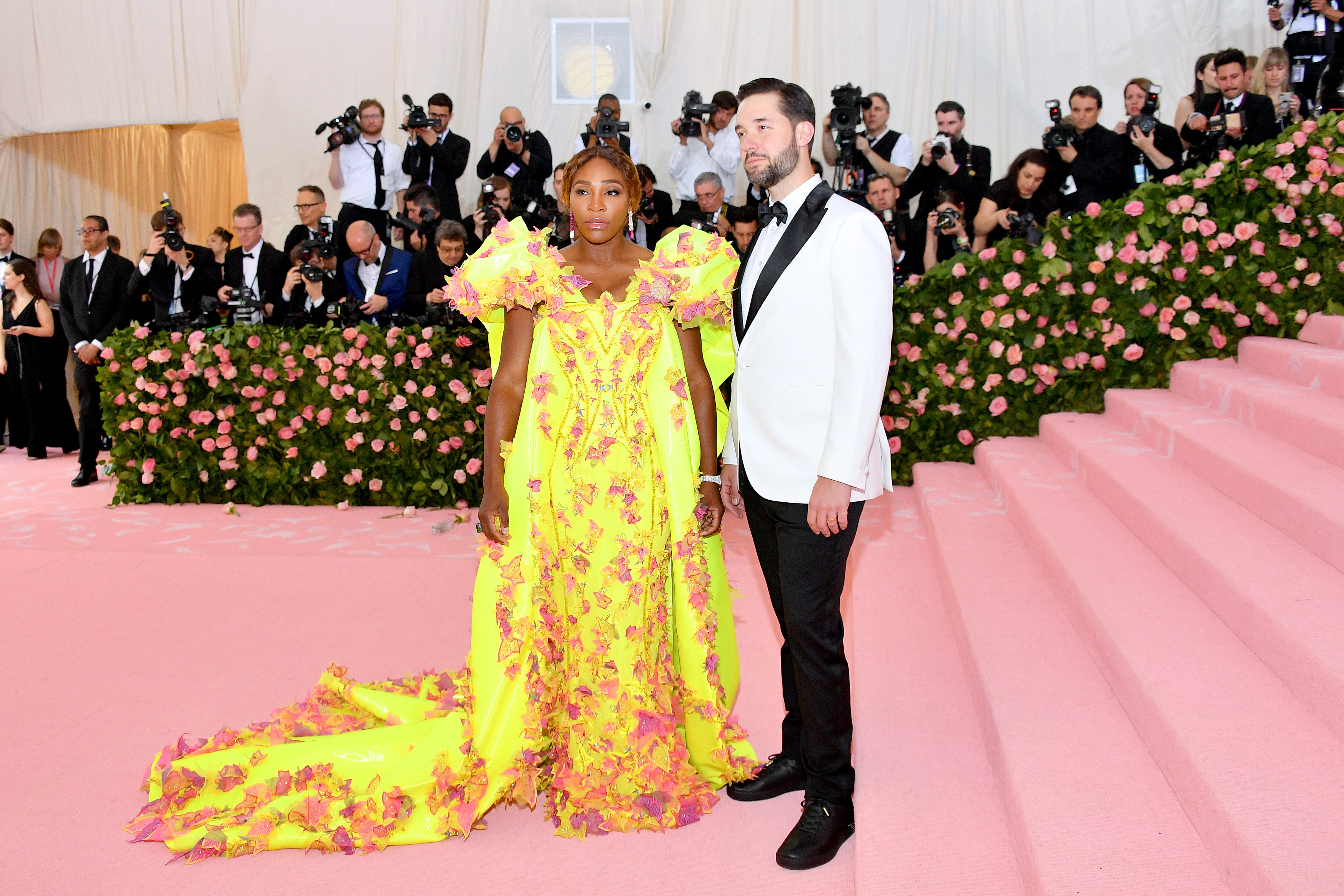 Alexis Ohanian a Serena Williams v šatech Versace