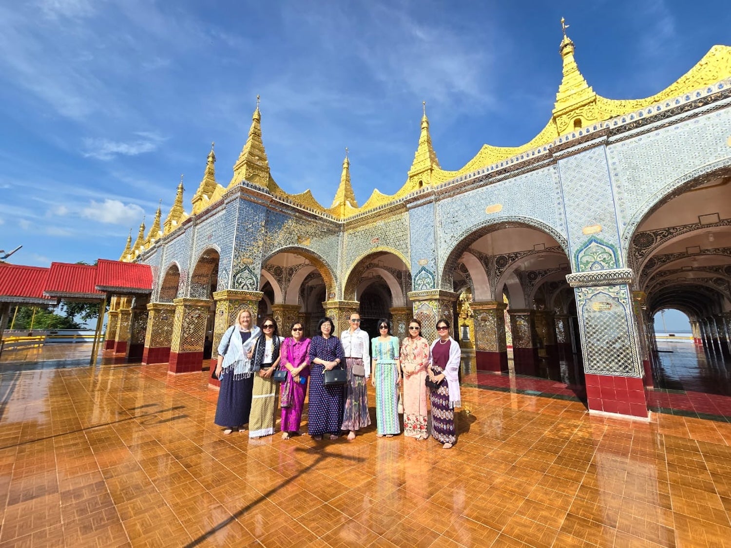 Z Mandalay do Prahy aneb Móda českých návrhářů, která pomáhá
