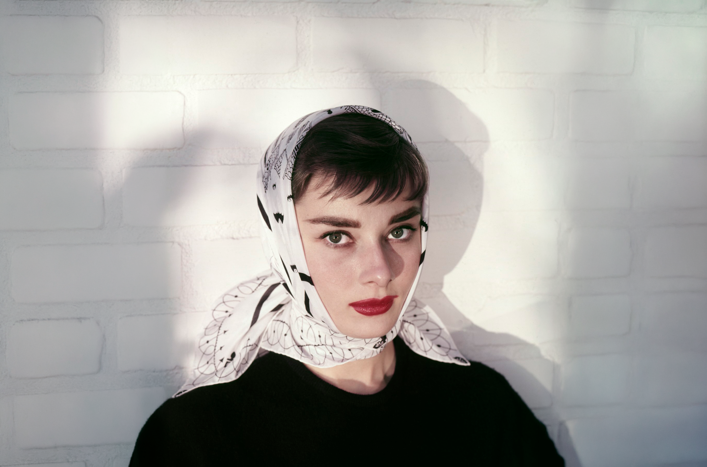 Ďábel nosí šátek. Pestrá historie jednoho módního doplňku