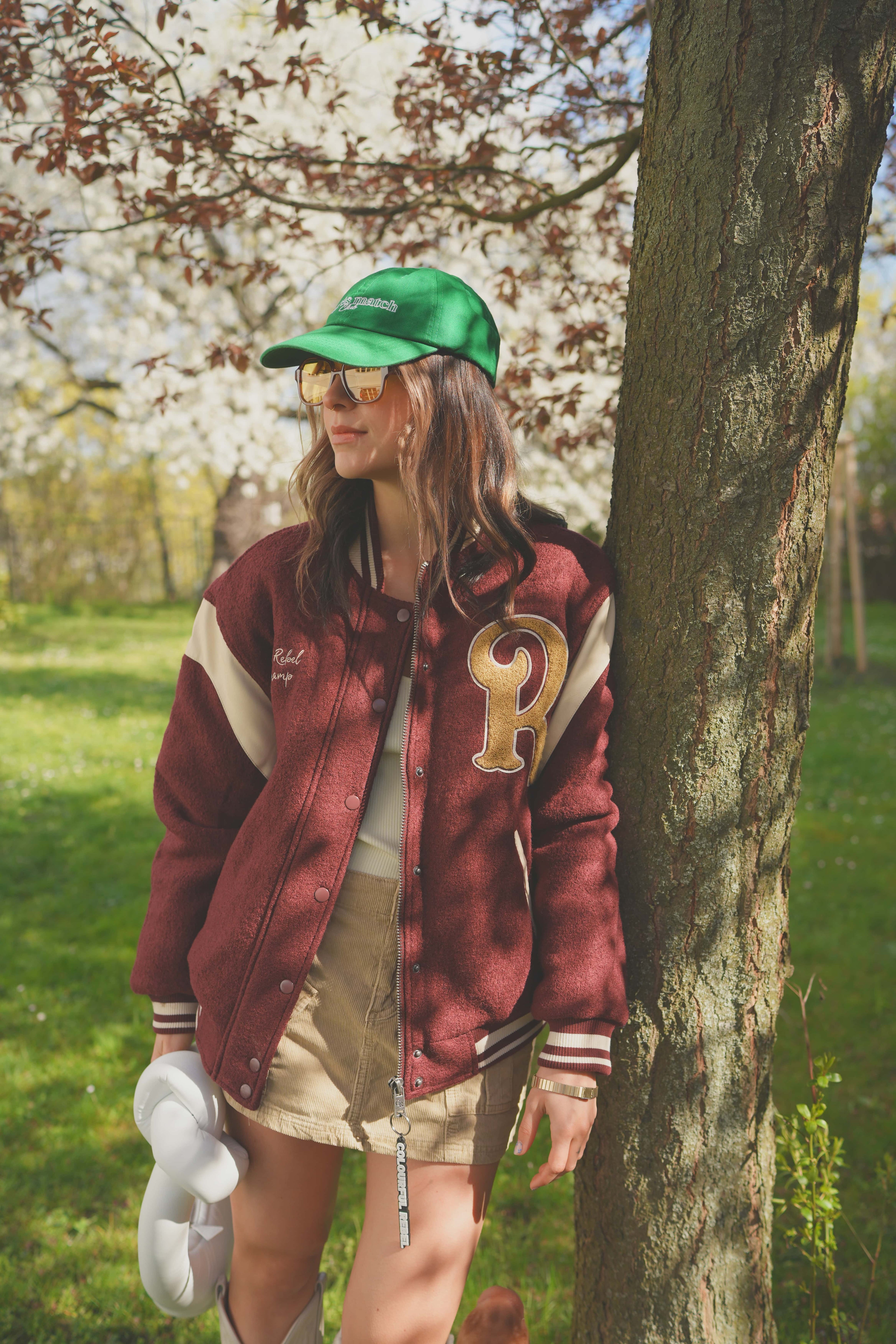 Bomber, Colourful Rebel, 4 940 Kč, prodává Zalando. Kabelka, A.W.A.K.E. MODE, 10 680 Kč, prodává Zalando. Sukně, BDG Urban Outfitters, 1 279 Kč, prodává Zalando. Kšiltovka, PULL&BEAR, 299 Kč, prodává Zalando. Sluneční brýle, Bershka, 399 Kč, prodává Zalando.