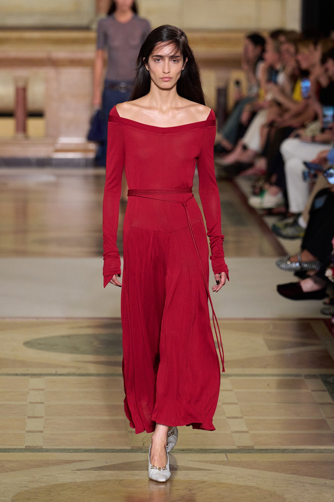 Jak se v létě oblékat jako profesionálka? Pět lekcí kreativního stylingu podle Tory Burch