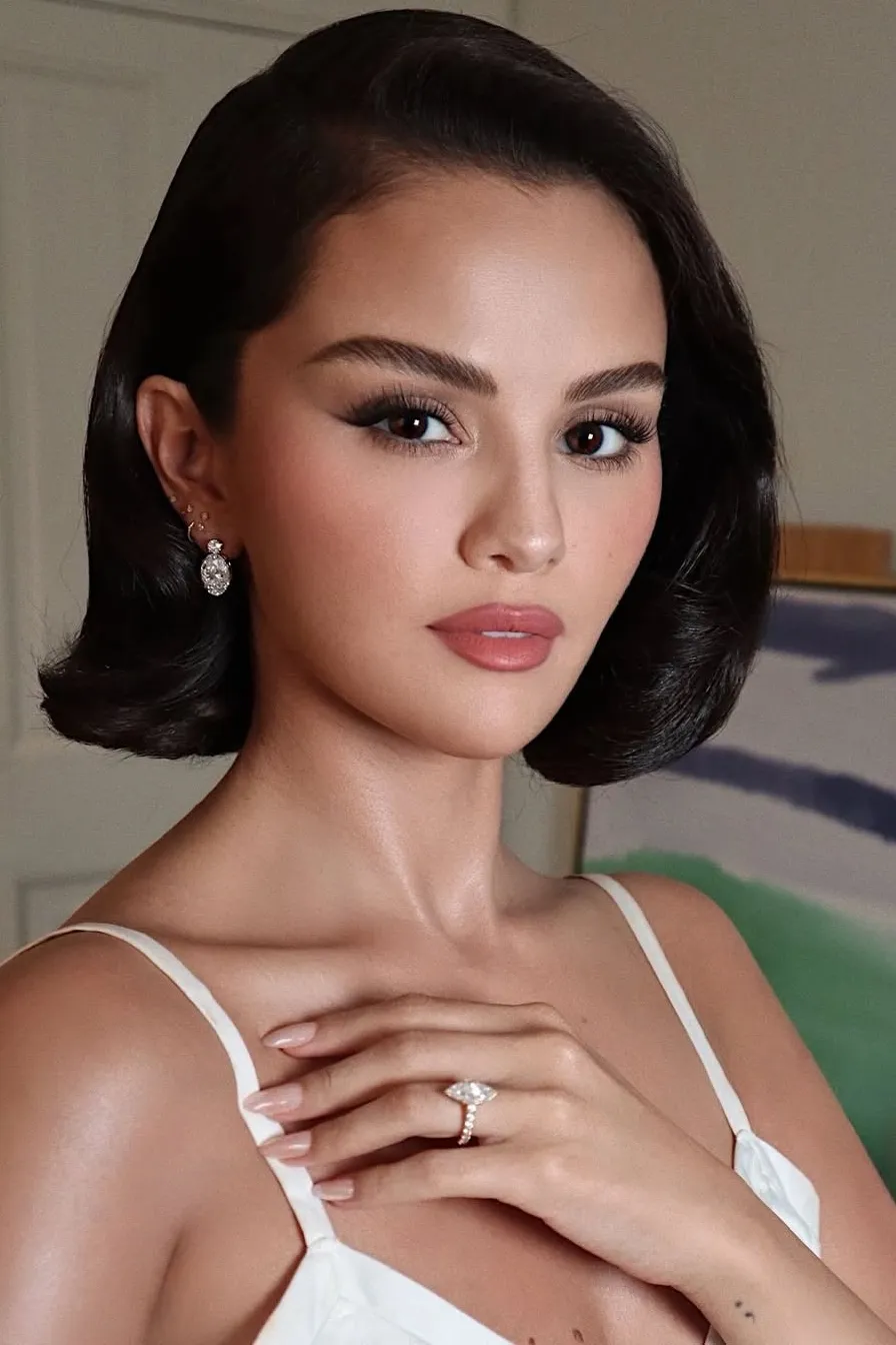 Selena Gomez a její andělská manikúra udává trend pro nehty na podzim 2025