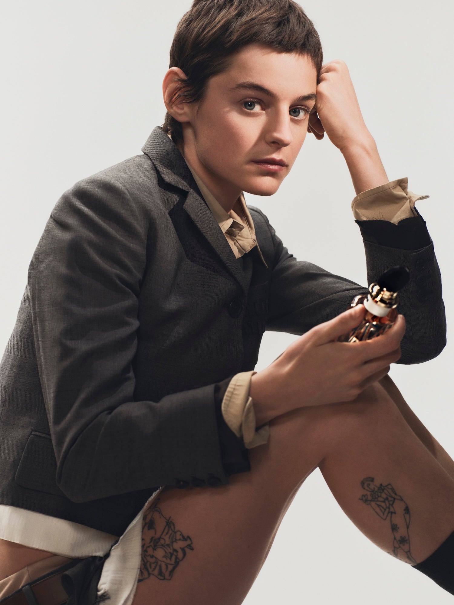 Emma Corrin prozrazuje své triky na vůně i místa v Praze, které doporučuje každému