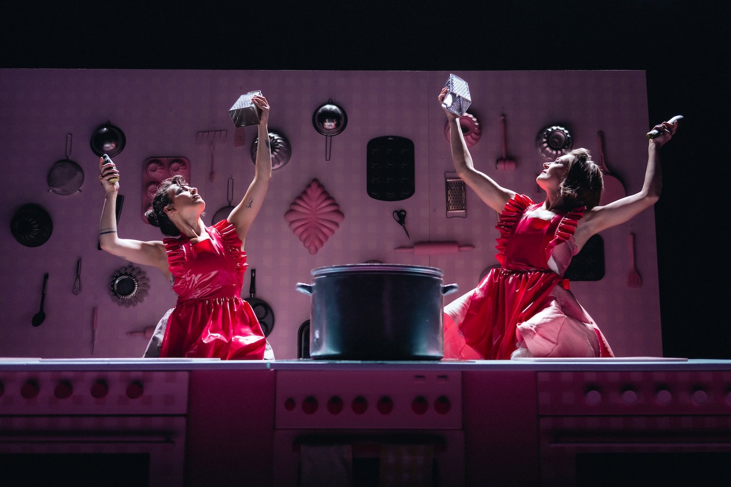 Buď krásná, poslušná a hlavně matka. Divadelní hry, jež boří mýty patriarchátu