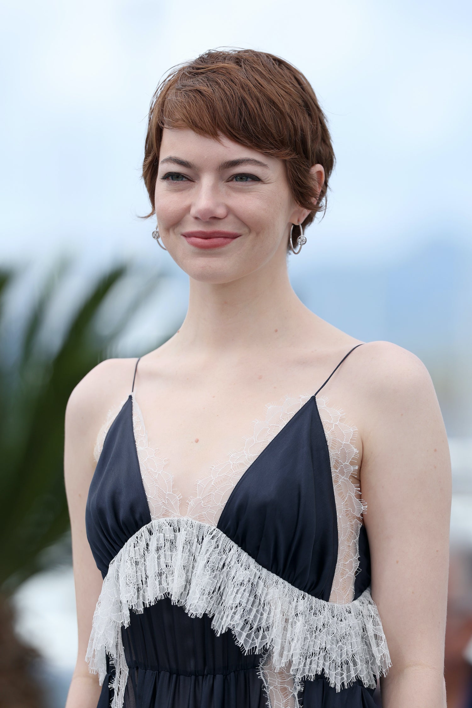Emma Stone v šatech a se šperky Louis Vuitton v Cannes, 17. května 2025