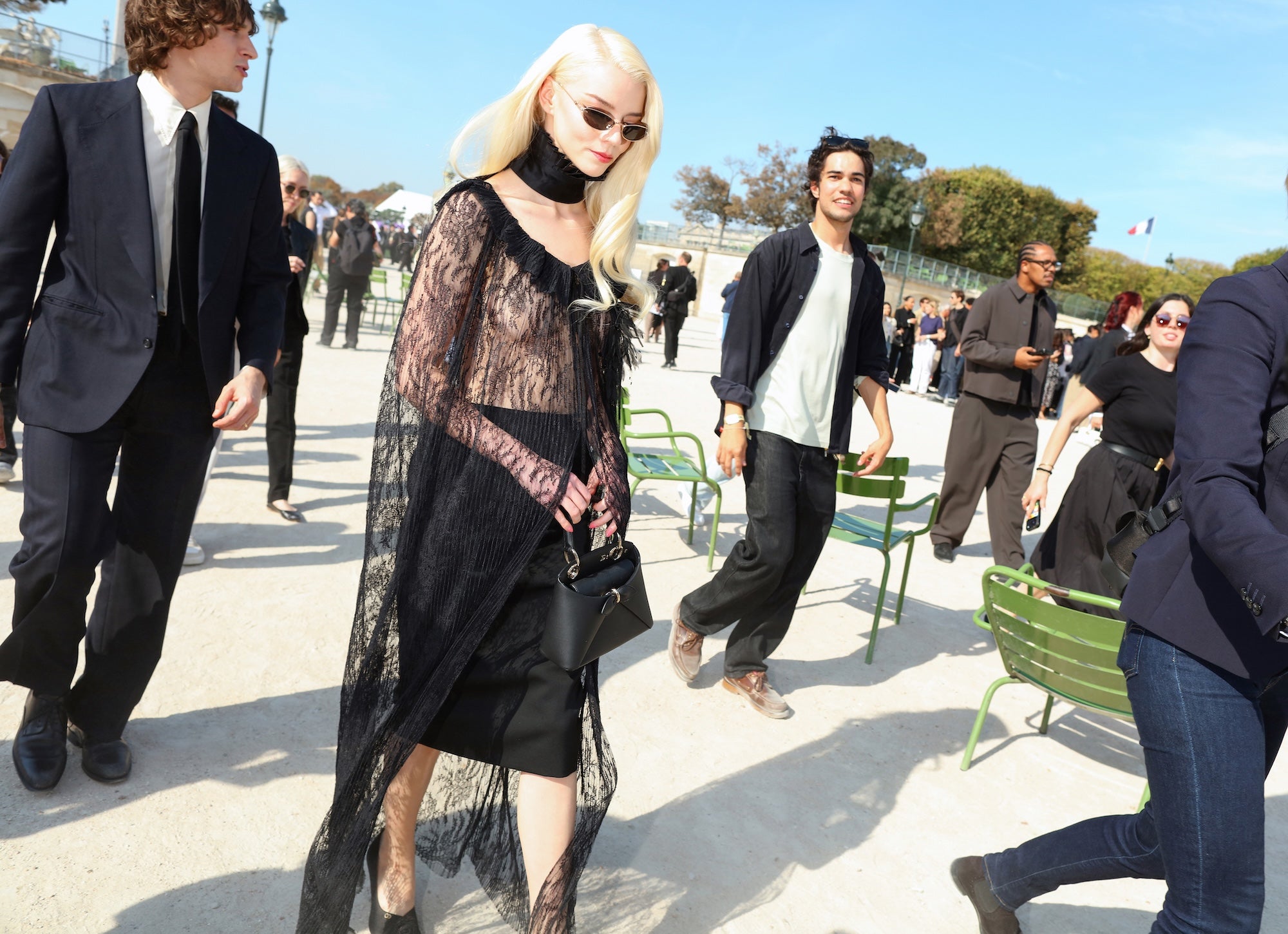 Bonjour, Paris! Pařížský street style diktuje černé krajky, vysoké rozparky, nápadné sukně a elegantní kabátky