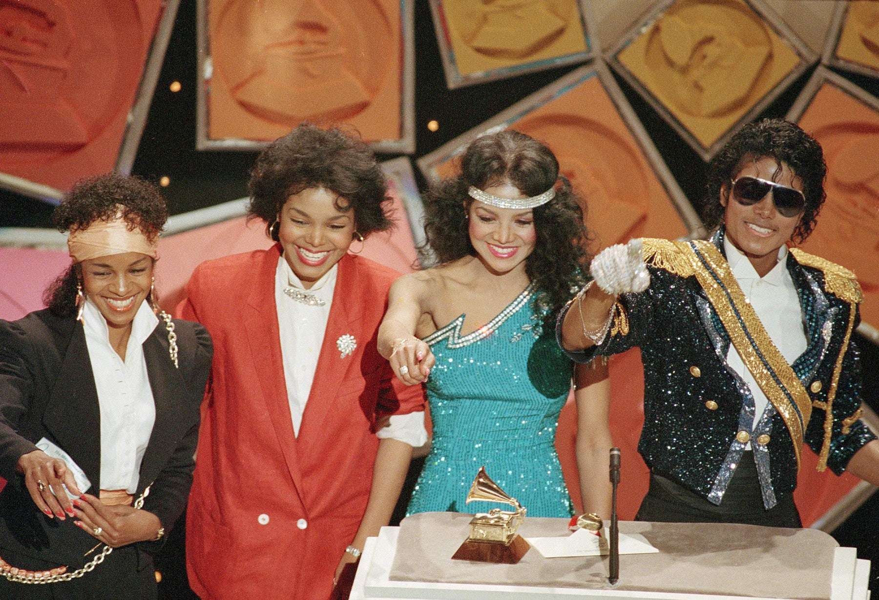 Michael Jackson a jeho sestry Maureen „Rebie", Janet a LaToya na předávání cen Grammy, 29. února 1984