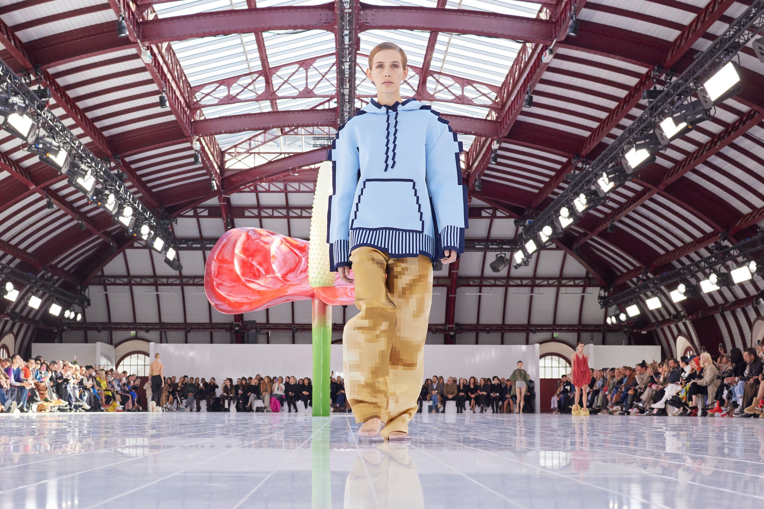 Realita, nebo filtr? Posedlost pixely v nových kolekcích stírá hranice mezi světy