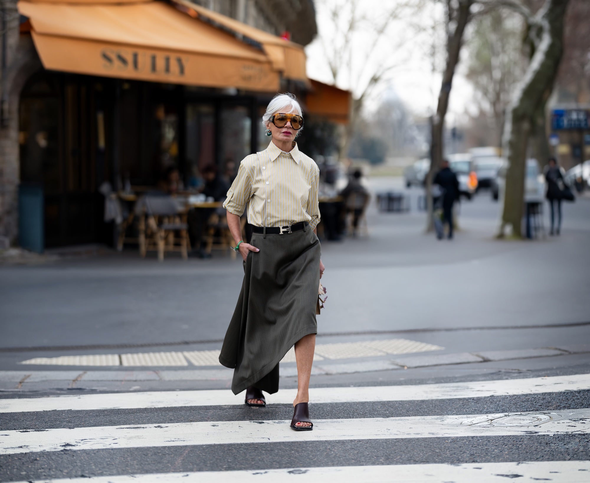 Tato trendy sukně, která vám okamžitě prodlouží nohy, je jasný must-have na jaro 2026