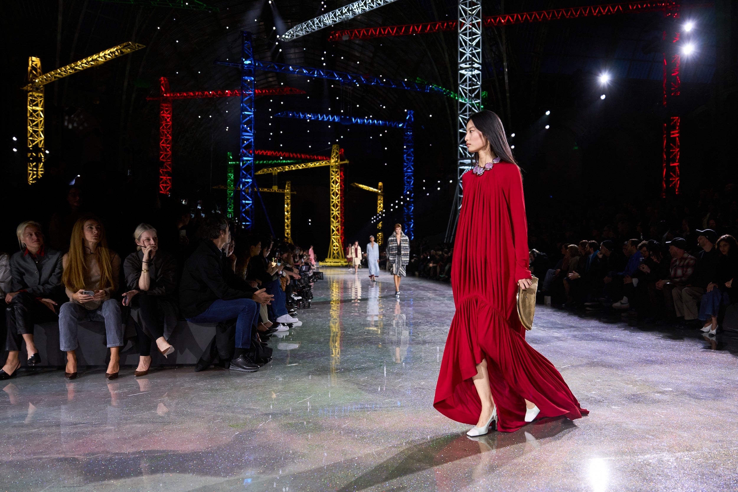 Chanel uprostřed výstavby budoucnosti: Matthieu Blazy představil kolekci podzim–zima 2026/2027