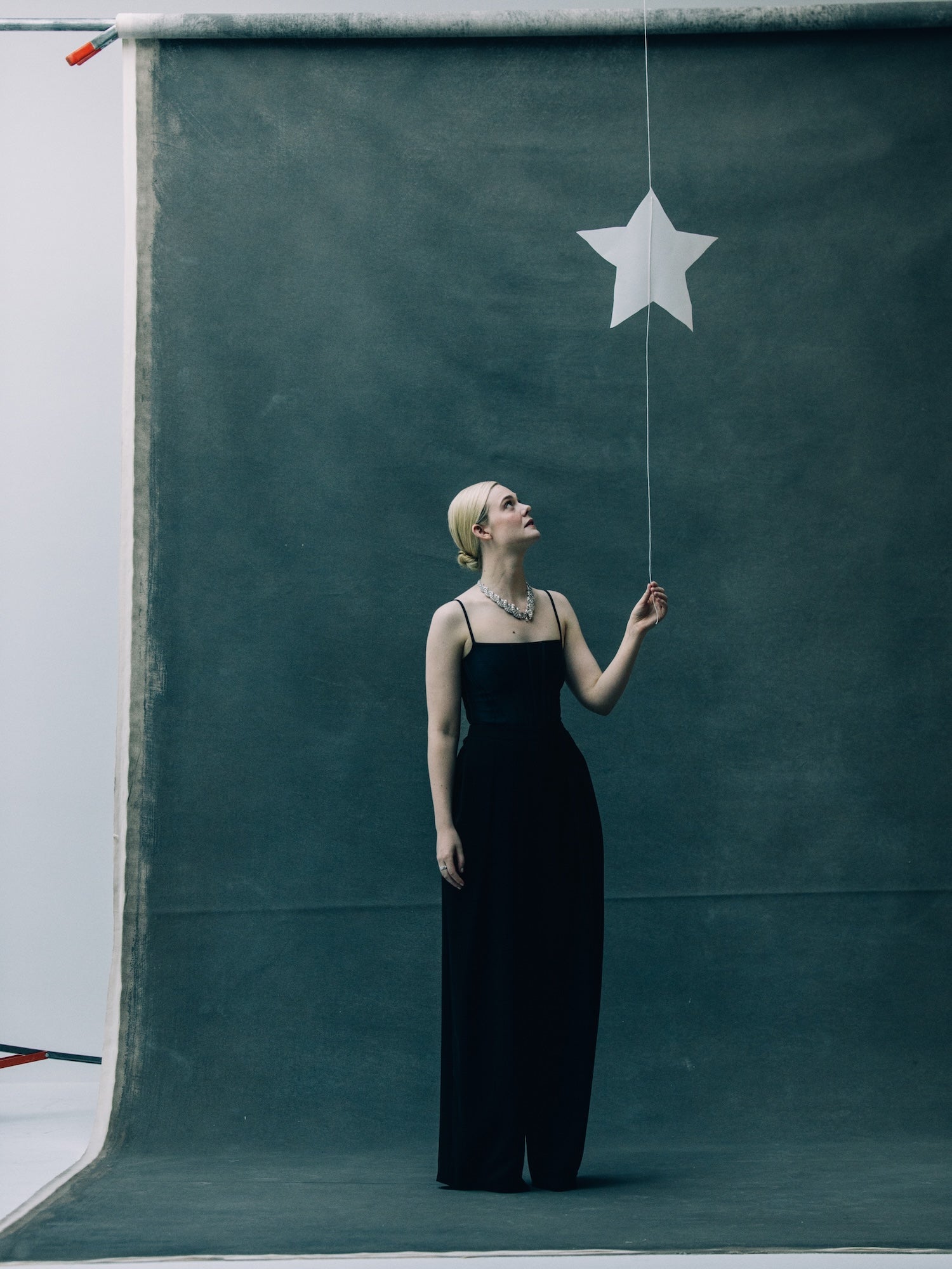 Elle Fanning právě odhalila diamantové náhrdelníky Cartier, které se teprve chystají na světovou premiéru