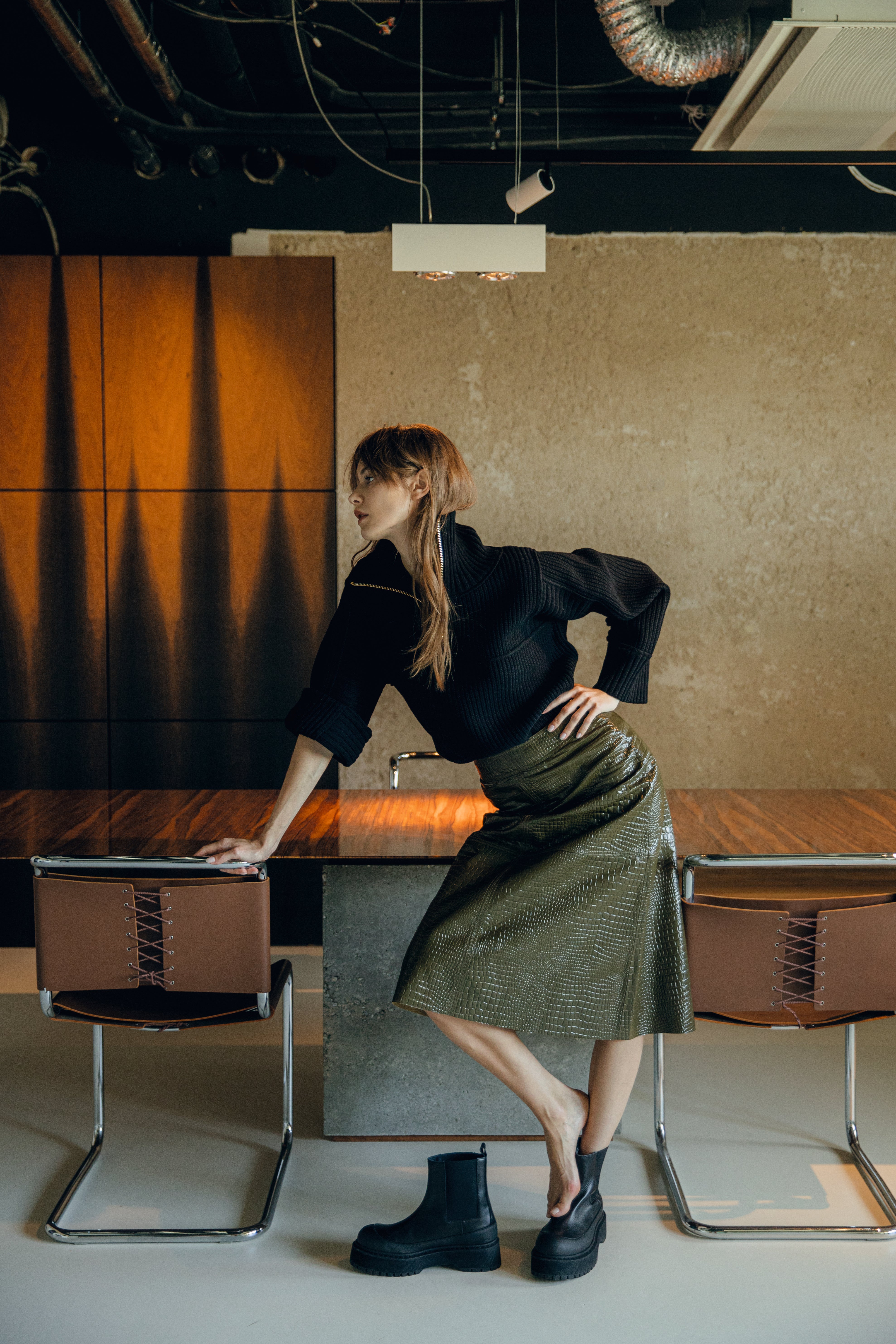 Svetr, Remina, prodává Zalando 7 080 Kč; kožená sukně, Lovechild, prodává Zalando 5 4000 Kč; boty, By Malene Birger, prodává Zalando 9 480 Kč. Svetr, Remina, prodává Zalando 7 080 Kč; kožená sukně, Lovechild, prodává Zalando 5 4000 Kč; boty, By Malene Birger, prodává Zalando 9 480 Kč.