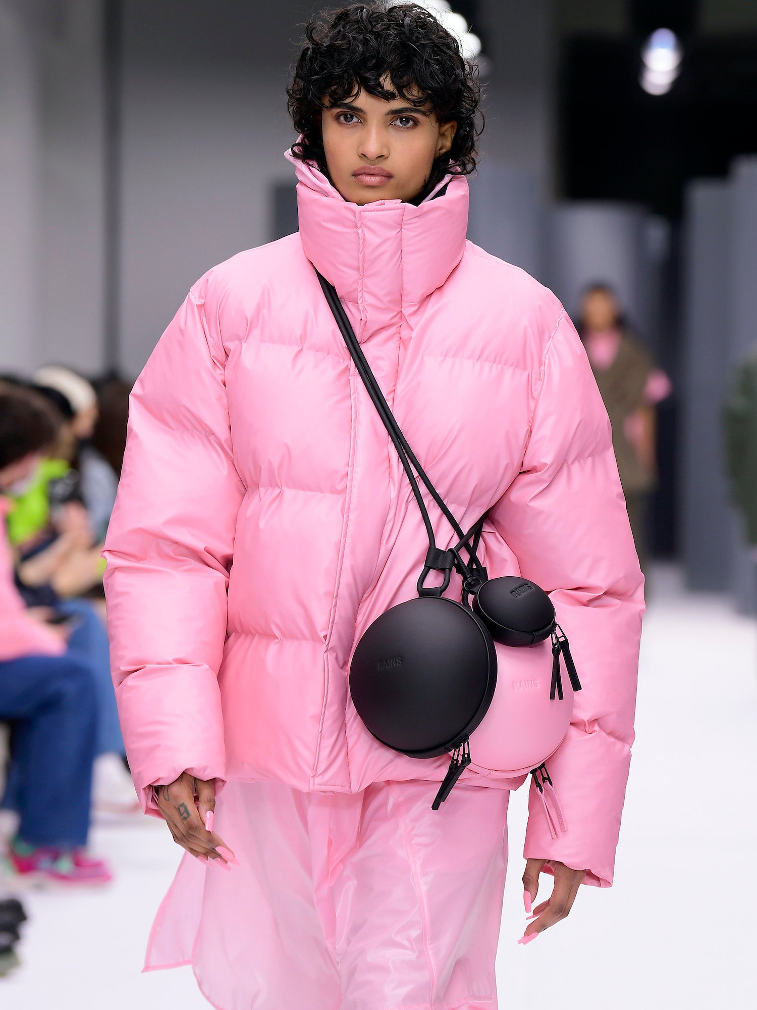 Rains podzim-zima 2022/2023      Autor: Kristy Sparow/Getty Images