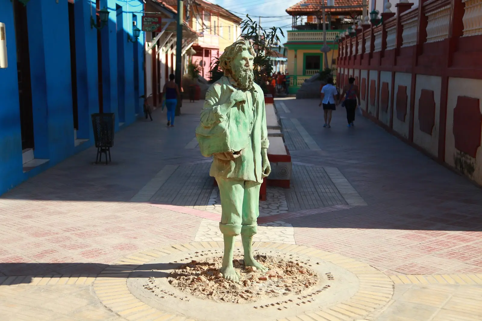 El Pelú. Pouliční mystik, kterého v roce 1896 vyhnali z města, Baracou následně proklel slovy: „Vznikne zde mnoho dobrých plánů, ale všechny se rozpadnou v prach, nic se nedokončí."