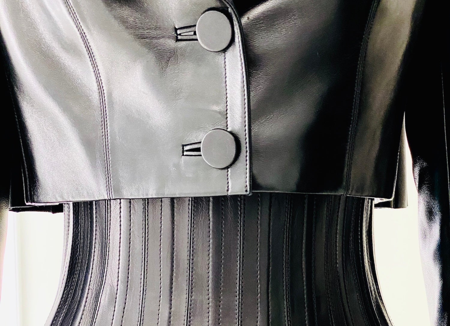 Alaïa a Balenciaga: Dva sochaři stylu na jedné velkolepé výstavě